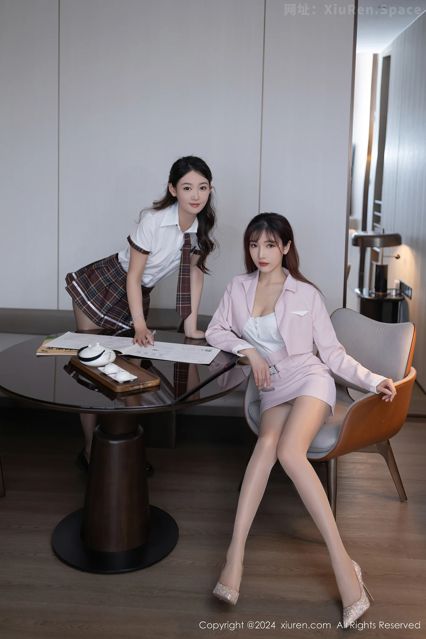 图片[5]-[Xiuren秀人网] 2024.05.31 VOL.8638 模特合集豆瓣酱户外性感白T配牛仔裤露超薄丝袜秀美腿诱惑写真73P-秀人网官方网站